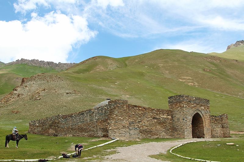 Voyage sur les traces des caravanes de la route de la soie de la Kirghizie jusqu'au bazars de l'oasis de Kashgar, en Chine