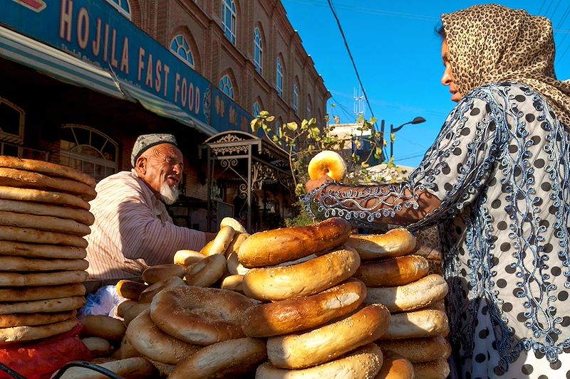 Voyage sur les traces des caravanes de la route de la soie de la Kirghizie jusqu'au bazars de l'oasis de Kashgar, en Chine