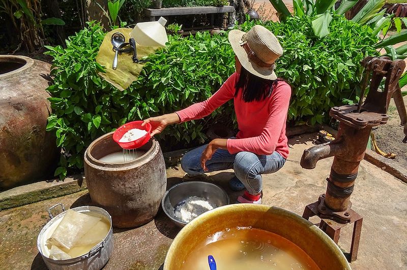 Immersion dans un village cambodgien : fabrication de nouilles de riz - Siem Reap - Cambodge