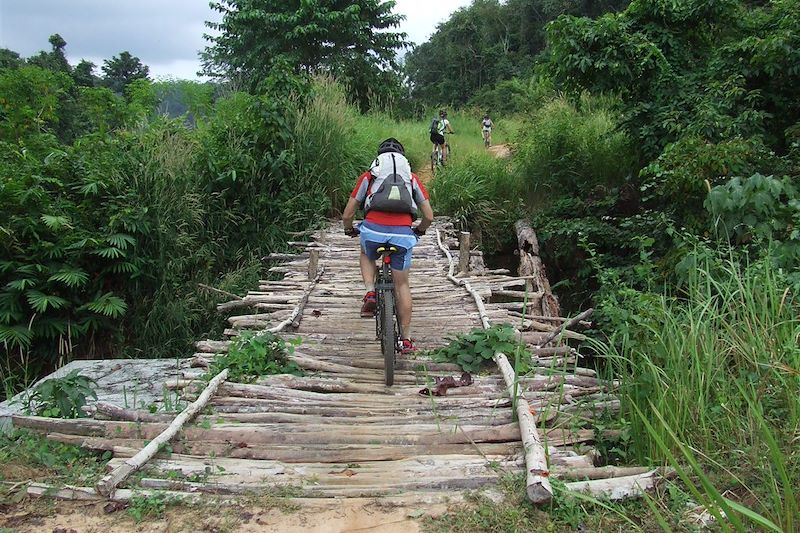 Randonnées en e-VTT, à pied, en kayak et en pirogue à travers l'ancien empire khmer, d'Angkor au golfe de Siam