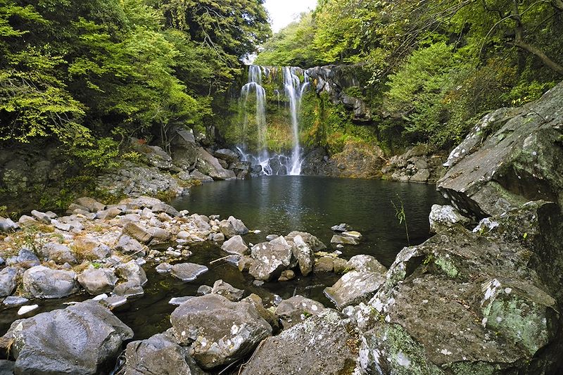 Cascade de Cheonjeyeon - Île de Jeju - Corée du Sud