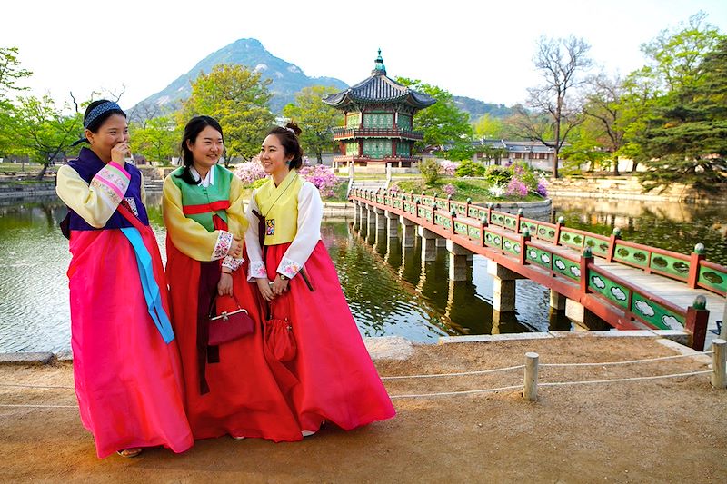 Coréennes en tenue traditionnelle au palais de Changgyegong  - Séoul - Corée du Sud