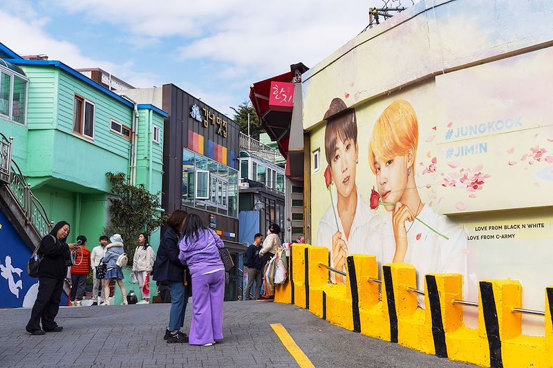 Fresque représentant des chanteurs de K-pop - Busan - Corée du Sud 