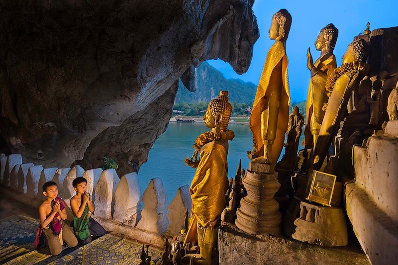 Prière à la grotte de Pak Ou - Province de Luang Prabang - - Laos