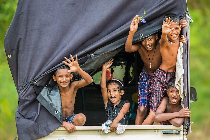 Enfants à l'arrière d'un camion - Sri Lanka