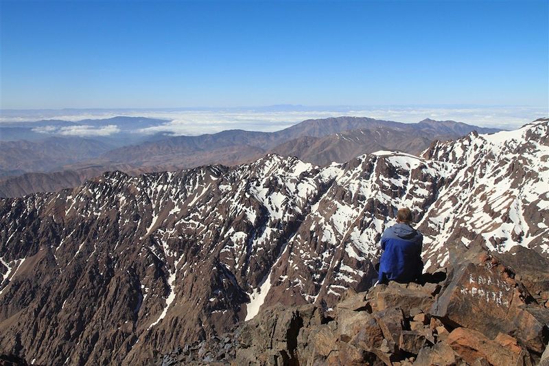 Randonneur au sommet du mont Toubkal - Haut Atlas - Maroc