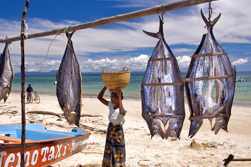 Séchage du poisson sur la plage d'Ambatoloaka - Nosy Be - Madagascar