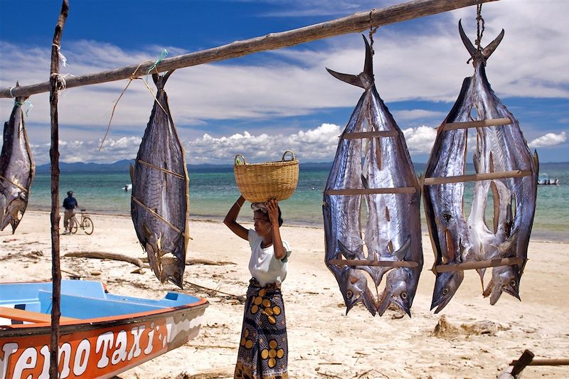 Séchage du poisson sur la plage d'Ambatoloaka - Nosy Be - Madagascar