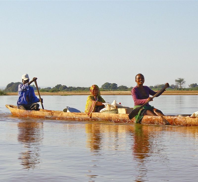 En pirogue sur une rivière - Madagascar