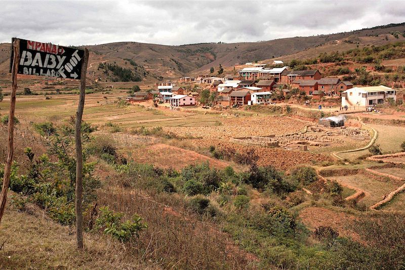 Voyage guidé à Madagascar sur la rivière Tsiribihina en pirogue et nuits en bivouac et découverte de l'Ouest en 14 jours