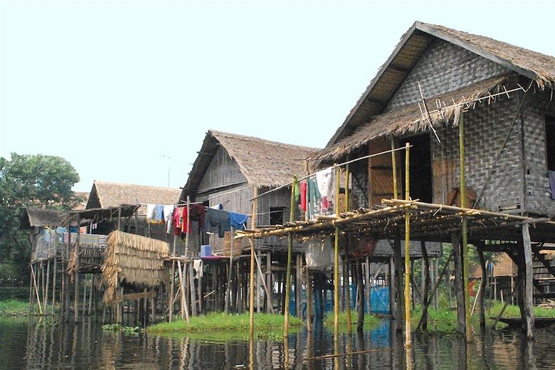 Maisons sur pilotis - village de Nampan - Lac Inle - Birmanie
