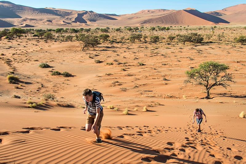 Voyage Famille Namibie, multi-activités avec vos ados: Canoë kayak, surf dans les dunes, safaris animaliers, rando dans le désert 