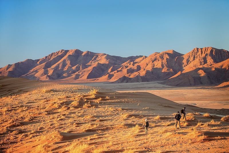 Randonneurs dans le désert du Namib - Namibie
