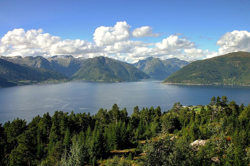 Fjords et montagnes