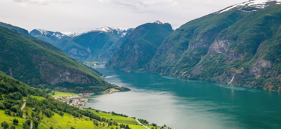 Au départ de Bergen, exploration en ferry, à pied et en train du plus long fjord d'Europe. La Norvège grandeur nature.