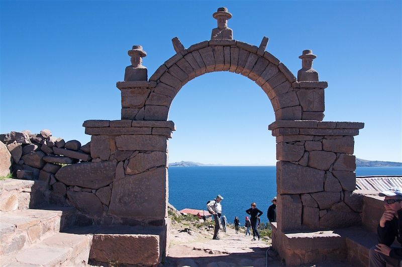 Lac Titicaca depuis l'arche de l'île de Taquile - Province de Puno - Pérou