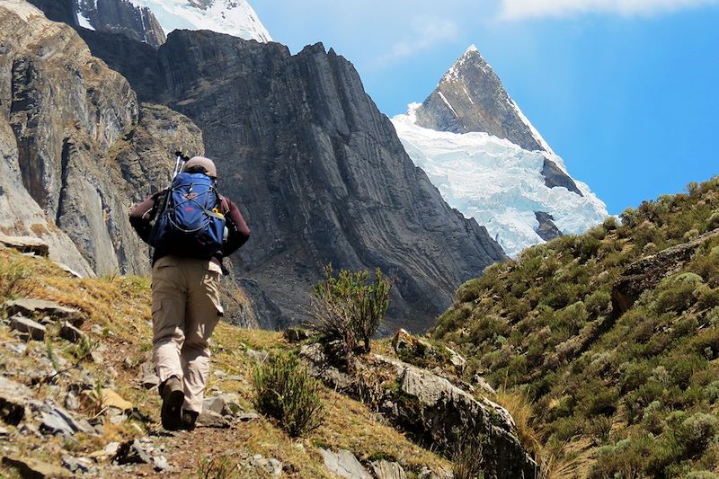 Randonneur dans la cordillère Huayhuash - Pérou