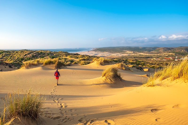 Montagnes, villages, sentiers du littoral, parcs naturels et randonnées. Découvrez l'Algarve sous tous les angles !