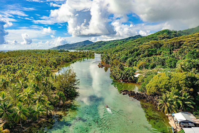 Vue aérienne de Huahine - Îles Sous-le-Vent - Polynésie française
