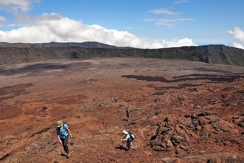 Circuit multiactivité spécial ados à la Réunion avec rando, canyoning, VTT, ascension du volcan, exploration d'un tunnel de lave