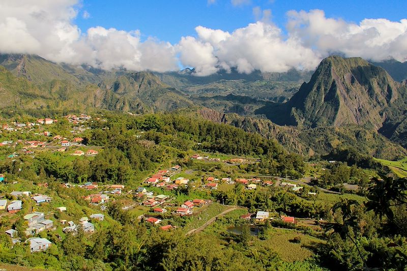 Circuit multiactivité spécial ados à la Réunion avec rando, canyoning, VTT, ascension du volcan, exploration d'un tunnel de lave