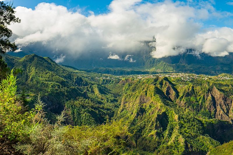 Circuit multiactivité spécial ados à la Réunion avec rando, canyoning, VTT, ascension du volcan, exploration d'un tunnel de lave