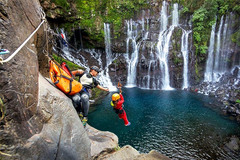 Circuit multiactivité spécial ados à la Réunion avec rando, canyoning, VTT, ascension du volcan, exploration d'un tunnel de lave