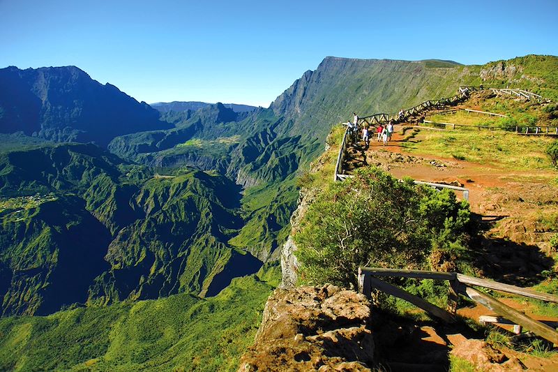 Circuit multiactivité spécial ados à la Réunion avec rando, canyoning, VTT, ascension du volcan, exploration d'un tunnel de lave