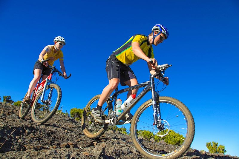 Circuit multiactivité spécial ados à la Réunion avec rando, canyoning, VTT, ascension du volcan, exploration d'un tunnel de lave