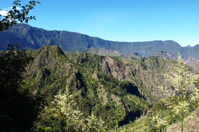 Trek aux Grand Bénare et piton des Neiges puis randonnée sportive dans les cirques volcaniques de La Réunion