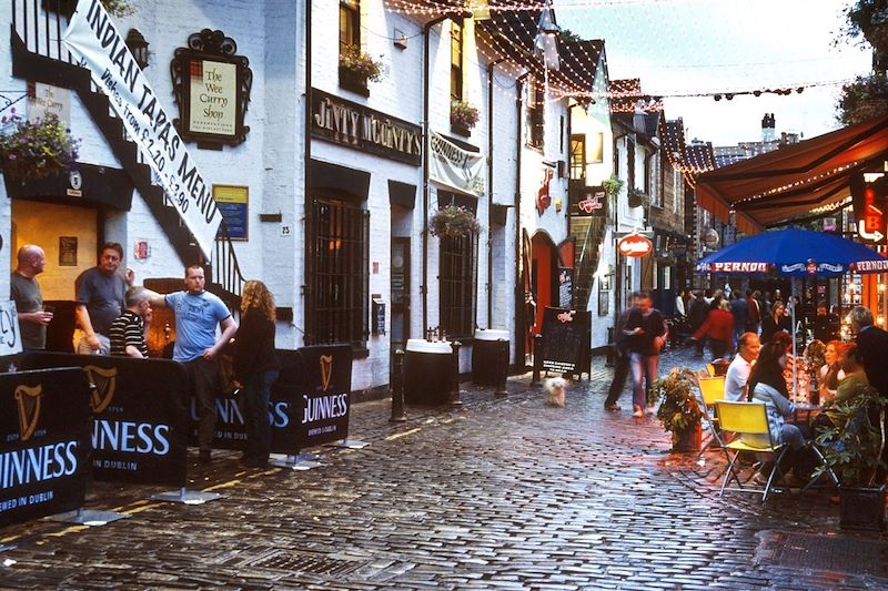 Bars et restaurants sur Ashton Lane - Glasgow - Écosse - Royaume-Uni