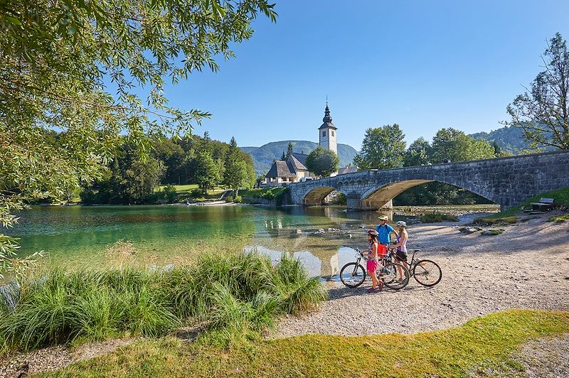 Découvrez les alentours du lac de Bled de manière sportive grâce à cet itinéraire spécialement conçu pour les VTT