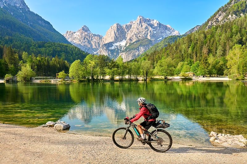 Découvrez les alentours du lac de Bled de manière sportive grâce à cet itinéraire spécialement conçu pour les VTT