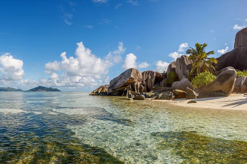 Vue sur l'île de Praslin depuis l'île de la Digue - Seychelles