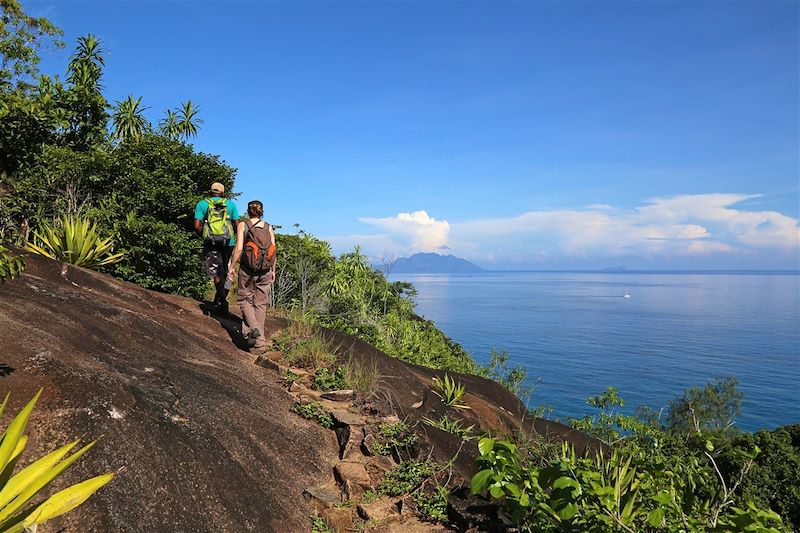 Découverte de Mahé, la Digue, Praslin, île de Curieuse au gré du vent avec balades, snorkeling, kayak dans le lagon et vélo !