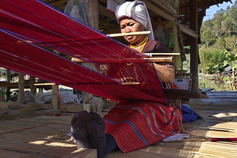 Femme Karen en train de tisser - Thaïlande
