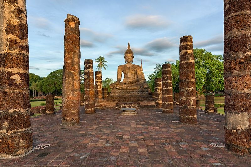 Circuit en Thaïlande en train et en bus de Bangkok à Chiang Mai jusqu'à Koh Samed : temples, nature, trek et plages de rêve