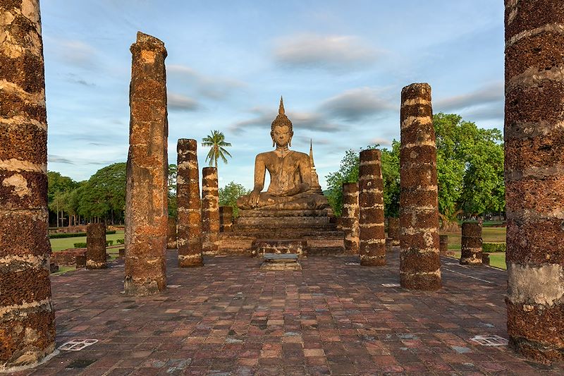 Vivre à la thaï et partager le quotidien des locaux, découvrir les temples, dormir chez l'habitant et profiter des plages de rêve