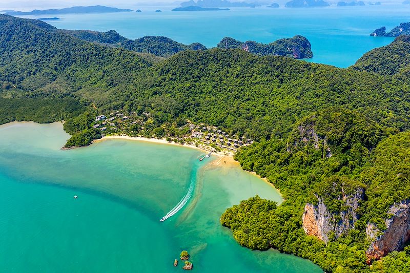 Vivre à la thaï et partager le quotidien des locaux, découvrir les temples, dormir chez l'habitant et profiter des plages de rêve