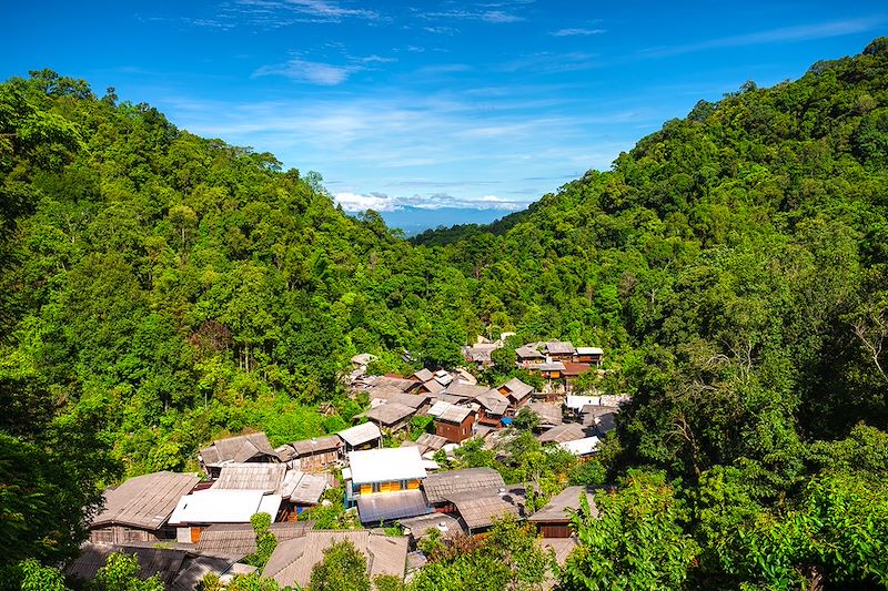 Vivre à la thaï et partager le quotidien des locaux, découvrir les temples, dormir chez l'habitant et profiter des plages de rêve