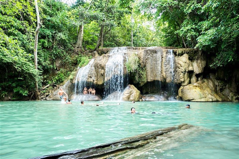 Baignade dans une piscine naturelle - Parc national d’Erawan - Thaïlande