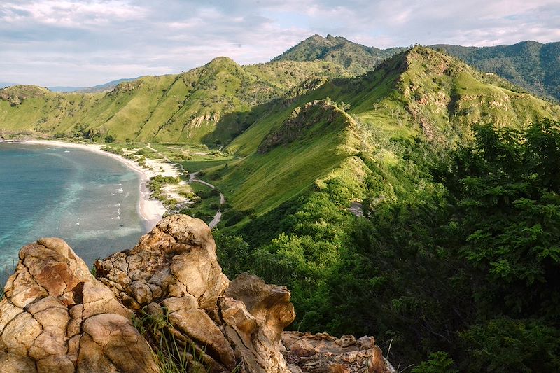 Ascension du mont Ramelau, visite des villages traditionnels, plage paradisiaque et éclipse solaire à Viqueque. 