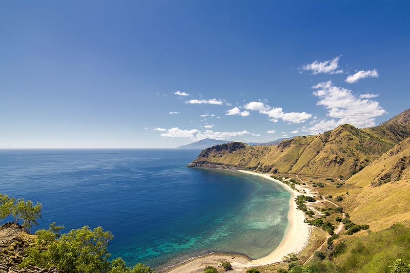 Ascension du mont Ramelau, visite des villages traditionnels, plage paradisiaque et éclipse solaire à Viqueque. 