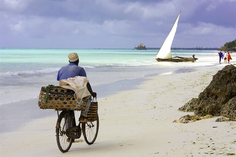 Homme à vélo sur une plage de Zanzibar - Tanzanie