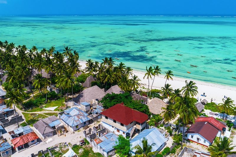 Découvrez Zanzibar en Vespa, de l'envoutante cité de Stone Town aux douces plages de Jambiani... une dolce vita africaine !