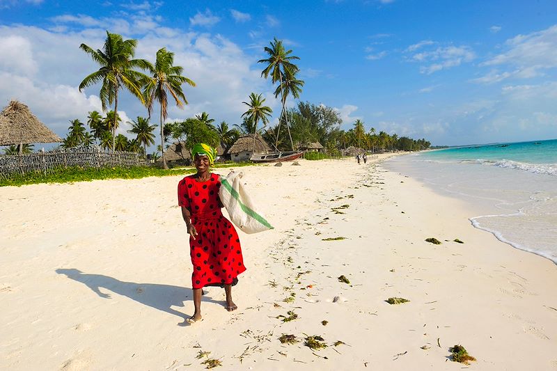 Découvrez Zanzibar en Vespa, de l'envoutante cité de Stone Town aux douces plages de Jambiani... une dolce vita africaine !