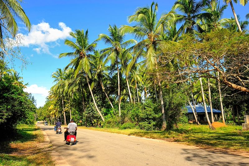 Découvrez Zanzibar en Vespa, de l'envoutante cité de Stone Town aux douces plages de Jambiani... une dolce vita africaine !