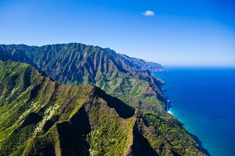 Vue aérienne de la côte de Na Pali sur l'île Kauai - Hawaï