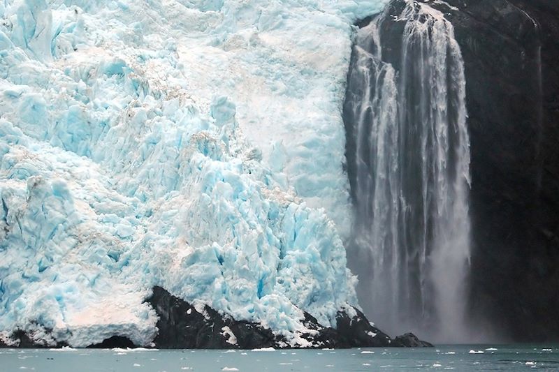 Glacier et chute d'eau - Prince William Sound - Alaska
