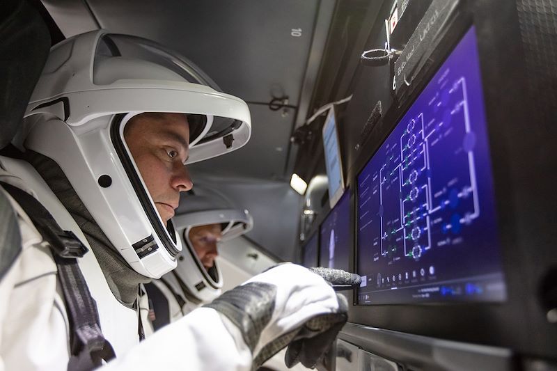 Bob Behnken et Doug Hurley dans le cockpit de la capsule Crew Dragon - Centre Spatial Kennedy - États-Unis